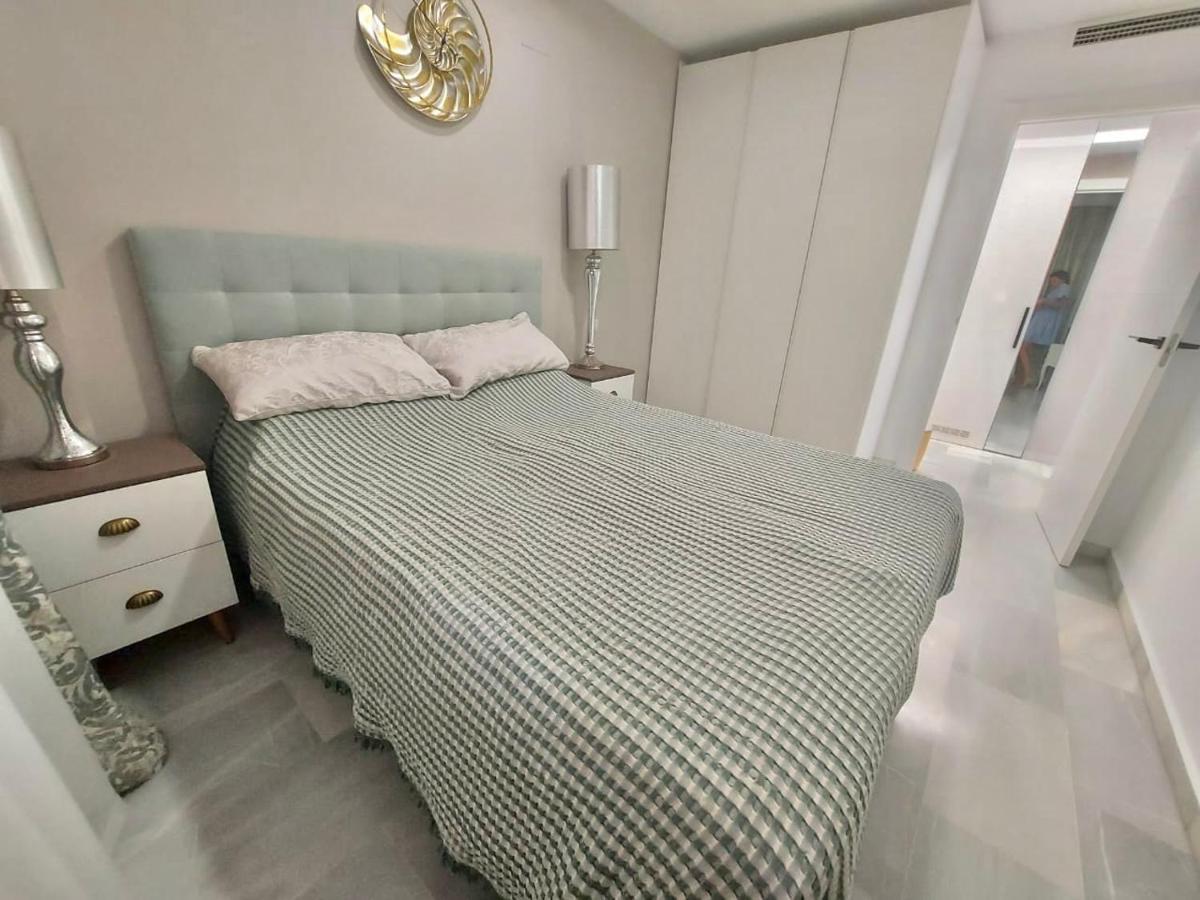 2 Bedroom Beachfront In Estepona, Malaga. Apartamento *