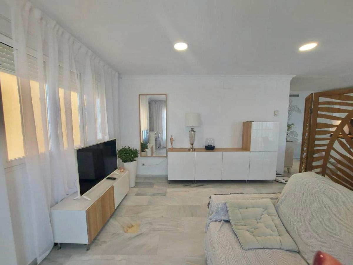 2 Bedroom Beachfront In Estepona, Malaga. Apartamento *